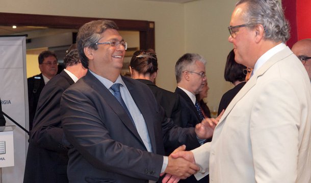 O potencial de produção de gás natural e óleo no Maranhão foi apresentado pelo governador Flávio Dino a dezenas de investidores reunidos na sede da Organização Nacional da Indústria do Petróleo (Onip) no Rio de Janeiro, estado que reúne grande número de empresas do setor energético do país; "Nosso sonho é termos algo mais que um lugar no mercado de exportação de commodities. O Maranhão é o principal rub do comércio do arco Norte do país. Três ferrovias, porto com melhores condições operacionais, energia superavitária, porto organizado que funciona cada vez melhor"
