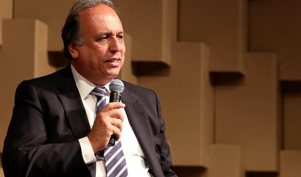 O governador do Rio de Janeiro, Luiz Fernando Pezão, está internado no Hospital Pró-Cardíaco, em Botafogo, na zona sul. De acordo com a assessoria do Palácio Guanabara, Pezão foi fazer exames de rotina no sábado (12), mas os médicos identificaram um quadro infeccioso provocado por uma sinusite; a assessoria afirmou que ainda não há previsão de alta. 