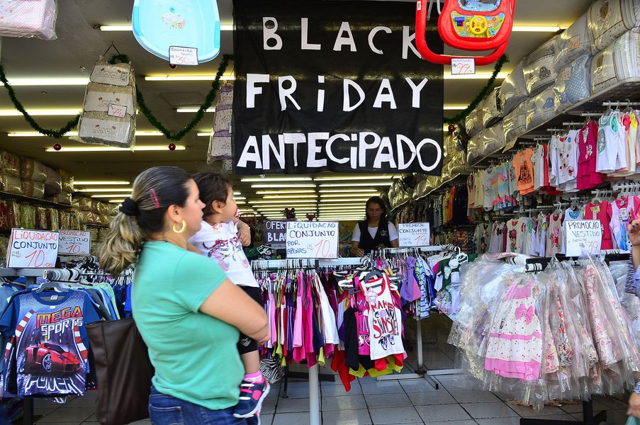 Anúncio de que a economia brasileira encolheu 1,7% no terceiro trimestre de 2015 na comparação com o trimestre anterior elevou o nível de alerta da Confederação Nacional do Comércio de Bens, Serviços e Turismo (CNC); comércio registrou sua quarta queda seguida e foi o segundo pior setor de atividade econômica, com redução de 2,4%; agora, para este ano, a CNC revisou sua projeção para -3,5% e, para o ano que vem, para um recuo de 2,0%