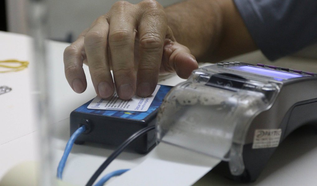 O Comitê Regulamentador do Sistema de Bilhetagem Automática, criado pelo governador Rodrigo Rollemberg, por meio de um decreto, vai elaborar normas para que as empresas de transporte público de Brasília assumam a operacionalização de todo o sistema dos cartões; atualmente, a operacionalização, que inclui cadastros e emissão, por exemplo, é feita pelo Transporte Urbano do Distrito Federal (DFTrans); com a mudança, o DFTrans seguirá atuando como gestor e fiscalizador do sistema de transporte coletivo do DF