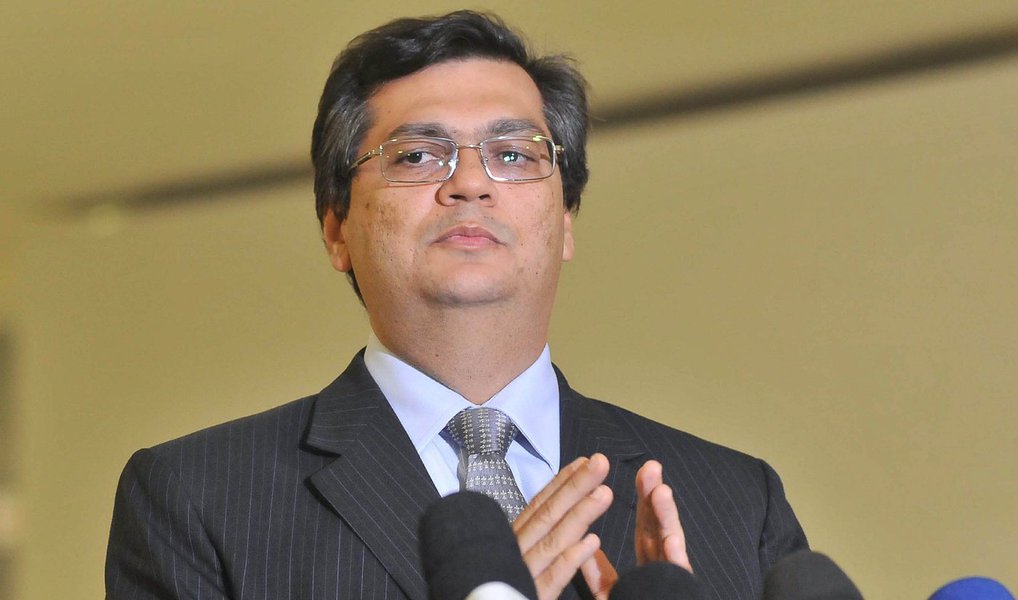 Governador do Maranhão, Flávio Dino (PC do B) rebateu as acusações da oposição sobre suposto uso do Sistema Guardião para monitorar deputados, inclusive governistas, com grampos ilegais; "A nossa orientação é que sejam investigados os casos relacionados ao tráfico, roubo, homicídios e corrupção que estejam formalizados na polícia ou no Poder Judiciário, com a condução do Ministério Público. Portanto não procede, é absolutamente falso qualquer tipo de visão segundo a qual estamos utilizando o aparato policial fora daquilo que a lei manda", disse ele