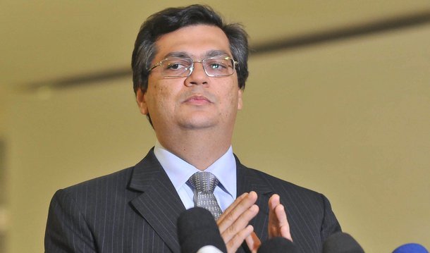 Governador do Maranhão, Flávio Dino (PC do B) rebateu as acusações da oposição sobre suposto uso do Sistema Guardião para monitorar deputados, inclusive governistas, com grampos ilegais; "A nossa orientação é que sejam investigados os casos relacionados ao tráfico, roubo, homicídios e corrupção que estejam formalizados na polícia ou no Poder Judiciário, com a condução do Ministério Público. Portanto não procede, é absolutamente falso qualquer tipo de visão segundo a qual estamos utilizando o aparato policial fora daquilo que a lei manda", disse ele