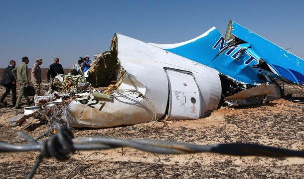 Dois funcionários do aeroporto de Sharm al-Sheikh, no Egito, foram detidos para interrogatório em função de suspeitas de envolvimento na queda de um avião de uma companhia aérea russa que matou todas as 224 pessoas a bordo; "Dezessete pessoas estão detidas; duas delas são suspeitas de ajudar quem quer que tenha colocado a bomba no avião no aeroporto de Sharm al-Sheikh", disseram fontes do setor de segurança egípcio