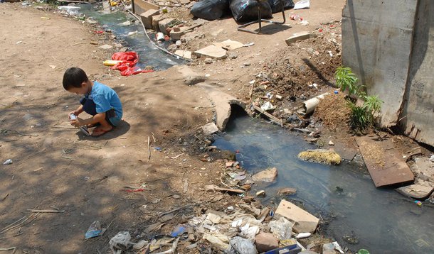 A Companhia de Planejamento do Distrito Federal (Codeplan) obteve dados apontando que mais de 115 mil famílias vivem sem acesso a rede de esgoto; a Caesb tenta resolver o problema, que se concentra principalmente nas regiões administrativas de Ceilândia, Vicente Pires e Sobradinho II, com fossas sépticas e rudimentares; segundo os moradores, a solução traz mau cheiro e riscos à saúde