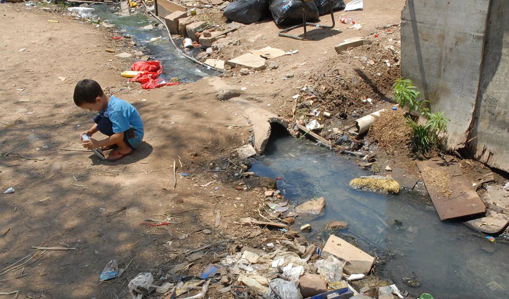 A Companhia de Planejamento do Distrito Federal (Codeplan) obteve dados apontando que mais de 115 mil famílias vivem sem acesso a rede de esgoto; a Caesb tenta resolver o problema, que se concentra principalmente nas regiões administrativas de Ceilândia, Vicente Pires e Sobradinho II, com fossas sépticas e rudimentares; segundo os moradores, a solução traz mau cheiro e riscos à saúde