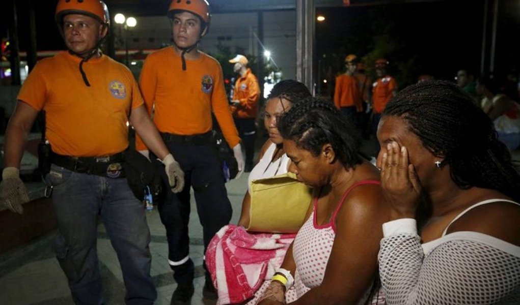 Um terremoto de magnitude 7,8 na escala Richter deixou pelo menos 233 mortos e centenas de feridos no Equador; governo decretou estado de exceção em todo o país e deu ordem de mobilização de pelo menos 14.000 integrantes da Força Pública, com base no estado de exceção decretado depois do terremoto; tremor foi registrado no noroeste do país, na província costeira de Esmeralda, fronteiriça com o sul da Colômbia e teve seu epicentro no oceano Pacífico, a uma profundidade de 20 quilômetros 