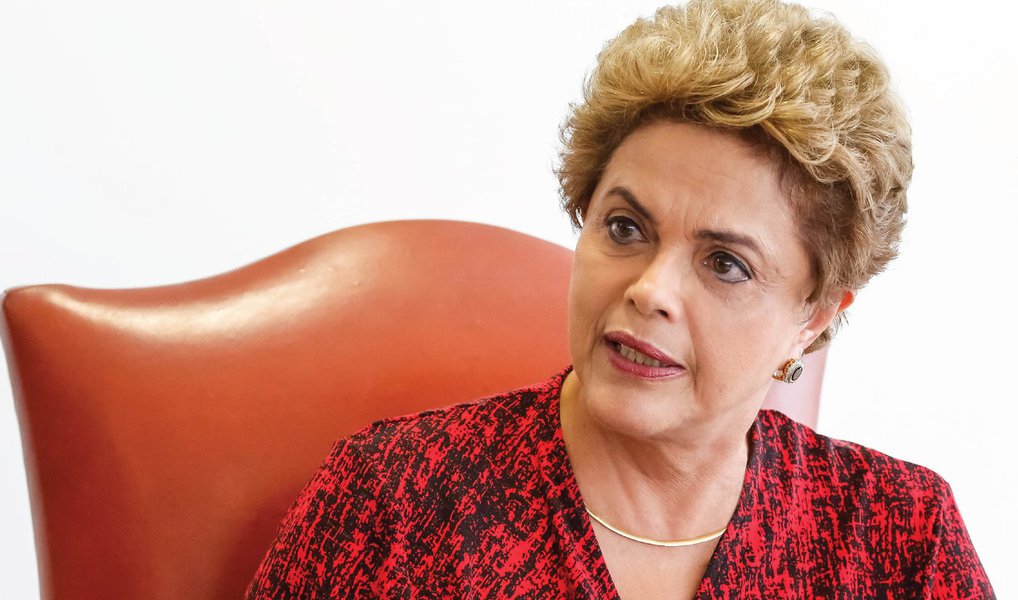 A revista semanal americana "The New Yorker" afirmou nesta quarta (30) que o eventual impeachment da presidente Dilma Rousseff prejudicará população carente: "Os verdadeiros perdedores na reformulação política que deve acontecer no Brasil não serão os políticos corruptos. As dezenas de milhões de beneficiários dos programas sociais criados nos governos de Lula e Dilma, como o Bolsa Família e o Minha Casa Minha Vida, estão sob risco também. Será uma tragédia se, na corrida louca para formar uma nova coalizão política, ela (coalizão) se torne mais favorável aos negócios e deixe para trás o eleitorado", afirma