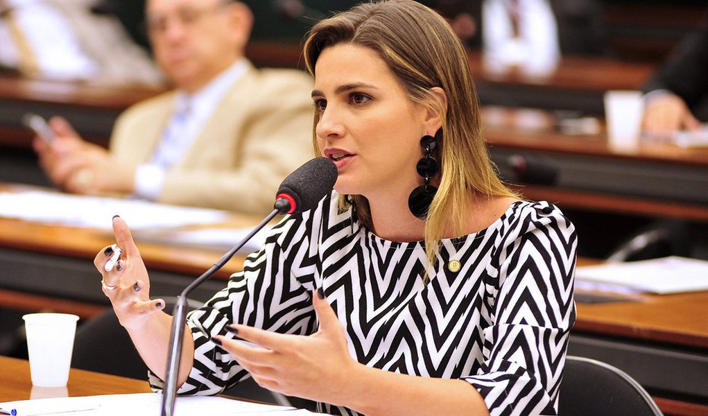 Deputada federal Clarissa Garotinho (PR-RJ) divulgou um texto em que justifica sua ausência no plenário da Câmara, neste domingo 17, dia de votação do processo de impeachment; "Todos sabem que já havia manifestado minha posição a favor do Impeachment. Todos sabem também da minha gravidez. Meu médico já estava recomendando que eu parasse de voar desde que completei 32 semanas de gestação, mas por compromisso e responsabilidade continuei insistindo. Há 10 dias, passei mal em Brasília e fui levada para o departamento médico da Câmara dos Deputados"