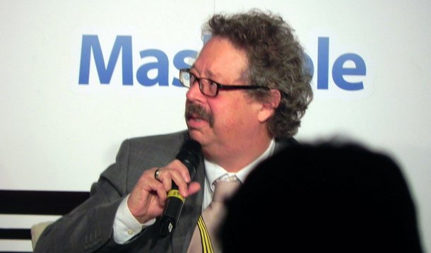 Mathew Shirts (foto) e Patrícia Hargreaves, que integravam o núcleo Abril Branded Content (ABC), criado num dos recentes movimentos da Editora Abril, deixaram a empresa; californiano, Mathew estava em sua segunda passagem pela editora, onde já atuou no comando de diversas revistas, como Super Game Power, NatGeo, Veja e Planeta Sustentável; deixaram também a empresa dois diretores de arte e um repórter de política de Veja