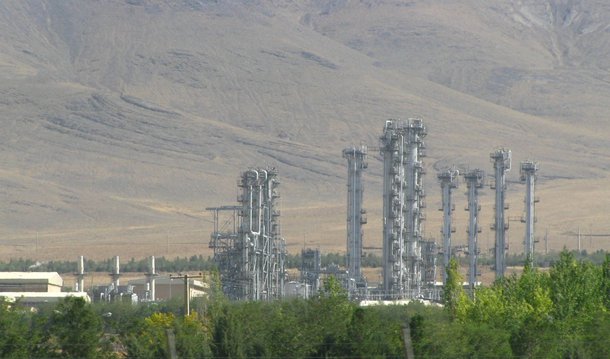 Seis potências mundiais assinaram um documento se comprometendo a redesenhar o reator de Arak de água pesada, de modo que ele não possa mais produzir plutônio para armas; documento foi assinado pelos ministros das Relações Exteriores do Irã e do P5 + 1 (Estados Unidos, Grã-Bretanha, França, China, Rússia e  Alemanha), além da chefe de política externa da União Europeia, Federica Mogherini; "O projeto preliminar do reator de Arak levará um ano. Em seguida, o grupo de trabalho (P5+1) terá três meses para aprová-lo", disse o porta-voz da Agência de Energia Atômica do Irã, Behrouz Kamalvandi