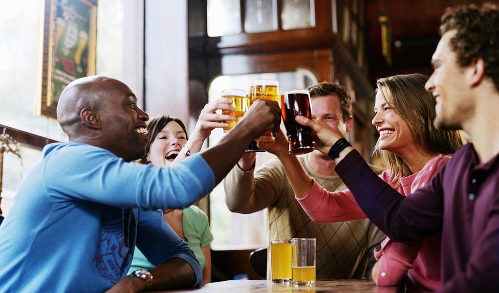 Reportagem publicada no jornal mais influente do mundo afirma que beber é fundamental para ter sucesso na carreira profissional e ganhar dinheiro; de acordo com o New York Times, quem não bebe álcool é visto com desconfiança e tem mais dificuldades em fechar um bom negócio; "As pesquisas apoiam a ideia de que os que não bebem têm dificuldades para subir na hierarquia corporativa. Vários estudos demonstraram que as pessoas que bebem ganham mais dinheiro do que as que não bebem", diz o texto