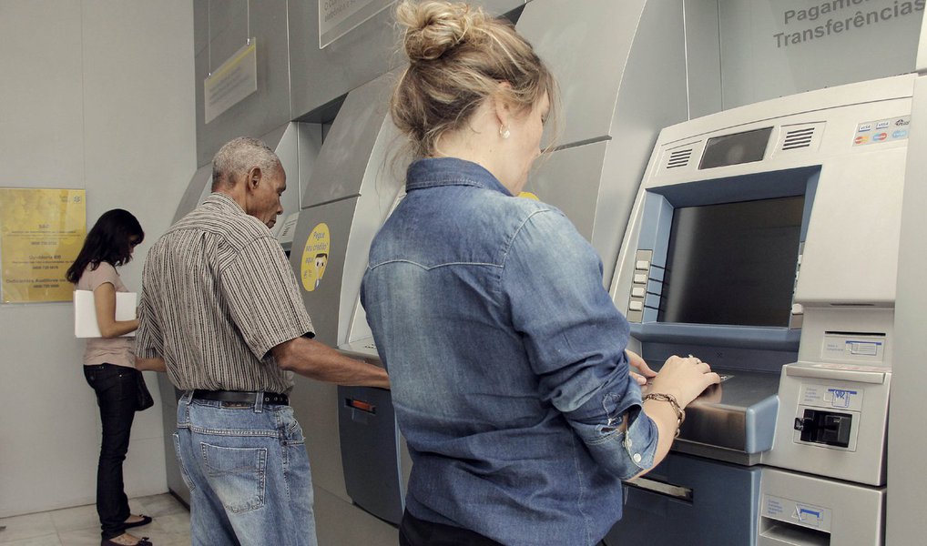 Segundo o Banco Central (BC), os brasileiros retiraram R$ 8,246 bilhões a mais do que depositaram na poupança em abril; resultado é o pior para o mês desde o início da série histórica do BC, em 1995; de janeiro a abril deste ano, a caderneta acumula captação negativa (mais retiradas que depósitos) de R$ 32,296 bilhões