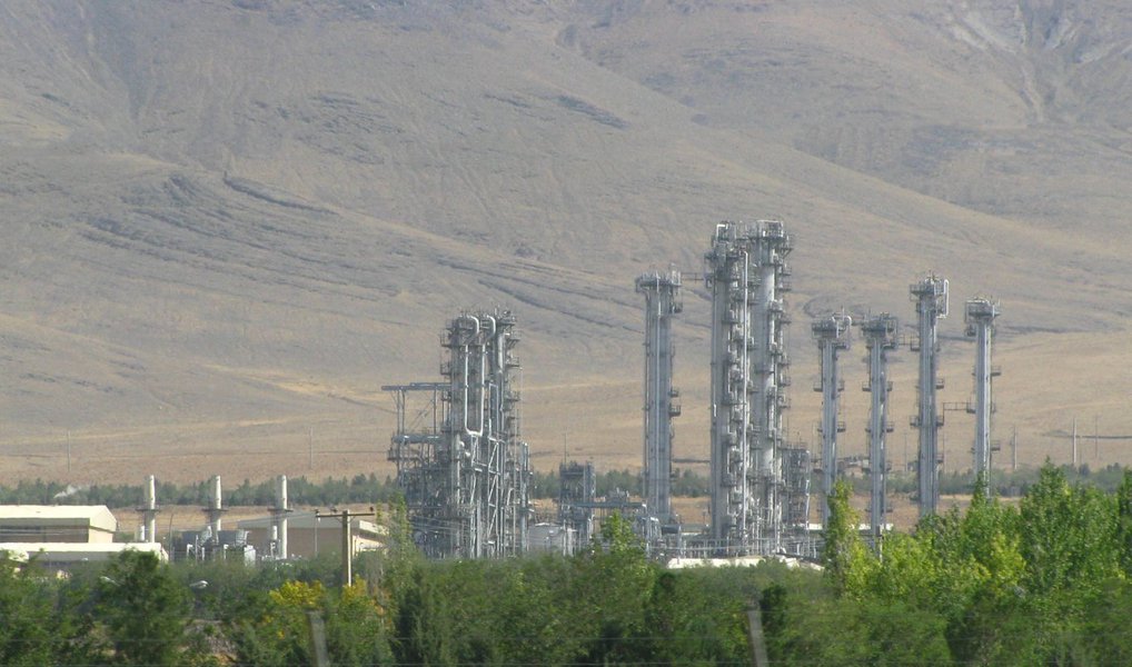 Seis potências mundiais assinaram um documento se comprometendo a redesenhar o reator de Arak de água pesada, de modo que ele não possa mais produzir plutônio para armas; documento foi assinado pelos ministros das Relações Exteriores do Irã e do P5 + 1 (Estados Unidos, Grã-Bretanha, França, China, Rússia e  Alemanha), além da chefe de política externa da União Europeia, Federica Mogherini; "O projeto preliminar do reator de Arak levará um ano. Em seguida, o grupo de trabalho (P5+1) terá três meses para aprová-lo", disse o porta-voz da Agência de Energia Atômica do Irã, Behrouz Kamalvandi