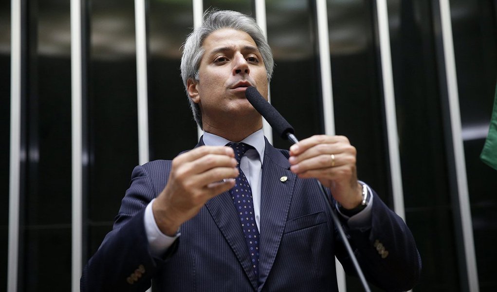 O líder da Rede, deputado Alessandro Molon (RJ), disse que isso só seria possível se, em 1993, o País tivesse escolhido o parlamentarismo como regime de governo, não o parlamentarismo; "Esta Casa não pode escolher quem vai governar o Brasil. O povo é quem escolhe"; Molon disparou críticas contra presidente da Câmara, Eduardo Cunha (PMDB-RJ); "Isso (o impeachment) é uma chantagem, uma vingança de um réu que fez sabotagens, manobras e pressões para não ser cassado no Conselho de Ética"