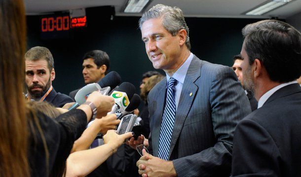 Líder do PSD na Câmara e presidente da comissão do impeachment, Rogério Rosso (DF) afirmou nesta quarta-feira, 13, que a posição pela saída da presidente Dilma Rousseff tem o apoio da "ampla maioria" dos deputados da bancada, que tem atualmente com 36 deputados federais; "Mas o PSD sempre respeita, inclusive, em algumas matérias mesmo tendo minoria, ele respeitou nos encaminhamentos de votação, mesmo com posição partidária", disse Rosso, após reunião com o ministro das Cidades, Gilberto Kassab, presidente nacional do PSD; decisão sobre se haverá orientação a favor do processo, na votação em plenário, deverá ser anunciada no início da noite