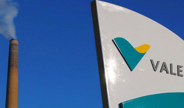 A Vale anunciou nesta terça-feira o saque de US$ 3 bilhões de um total de US$ 5 bilhões em linhas de crédito rotativo, para amortizar títulos de dívida no exterior que venceram neste mês e aumentar sua liquidez até a conclusão de programa de desinvestimentos; "A Vale também está trabalhando em transações de dívida de longo prazo para reduzir o uso das linhas de crédito rotativo enquanto o programa de desinvestimentos não se conclui", disse a empresa em comunicado, acrescentando que espera preservar o custo médio de sua dívida