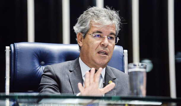 Vice-presidente do Senado, Jorge Viana (PT-AC), disse que o presidente em exercício da Câmara, Waldir Maranhão, está sendo hoje execrado pela oposição, enquanto há poucos meses era considerado um aliado, por atuar com o então presidente Eduardo Cunha; "Esse processo tem vício de origem. Ele vem por vingança. Como os historiadores vão explicar que pode ter um processo de impeachment conduzido, implementado, manipulado pelo presidente da Câmara, quando o Supremo por 11 votos a zero, interditou o mandato do presidente Eduardo Cunha?", questionou