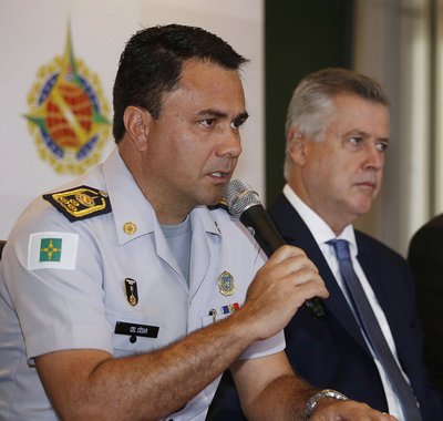 O comandante-geral da Polícia Militar, Coronel Florisvaldo César, será demitido após os excessos da corporação durante a desobstrução do Eixo Sul, na semana passada, que resultou no conflito com professores; em conversas reservadas, o governador Rodrigo Rollemberg admite que avalia como excessos a atuação da corporação, quando foi dada a ordem para entrada do choque, pelotão extremo da PM, que atua se houver necessidade de contenção a qualquer custo