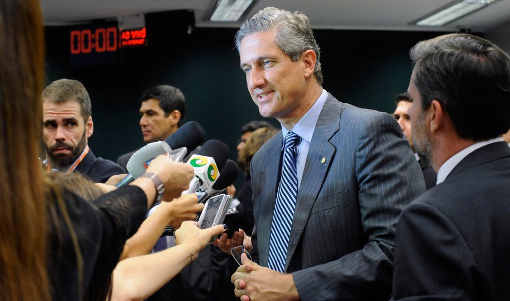 Líder do PSD na Câmara e presidente da comissão do impeachment, Rogério Rosso (DF) afirmou nesta quarta-feira, 13, que a posição pela saída da presidente Dilma Rousseff tem o apoio da "ampla maioria" dos deputados da bancada, que tem atualmente com 36 deputados federais; "Mas o PSD sempre respeita, inclusive, em algumas matérias mesmo tendo minoria, ele respeitou nos encaminhamentos de votação, mesmo com posição partidária", disse Rosso, após reunião com o ministro das Cidades, Gilberto Kassab, presidente nacional do PSD; decisão sobre se haverá orientação a favor do processo, na votação em plenário, deverá ser anunciada no início da noite