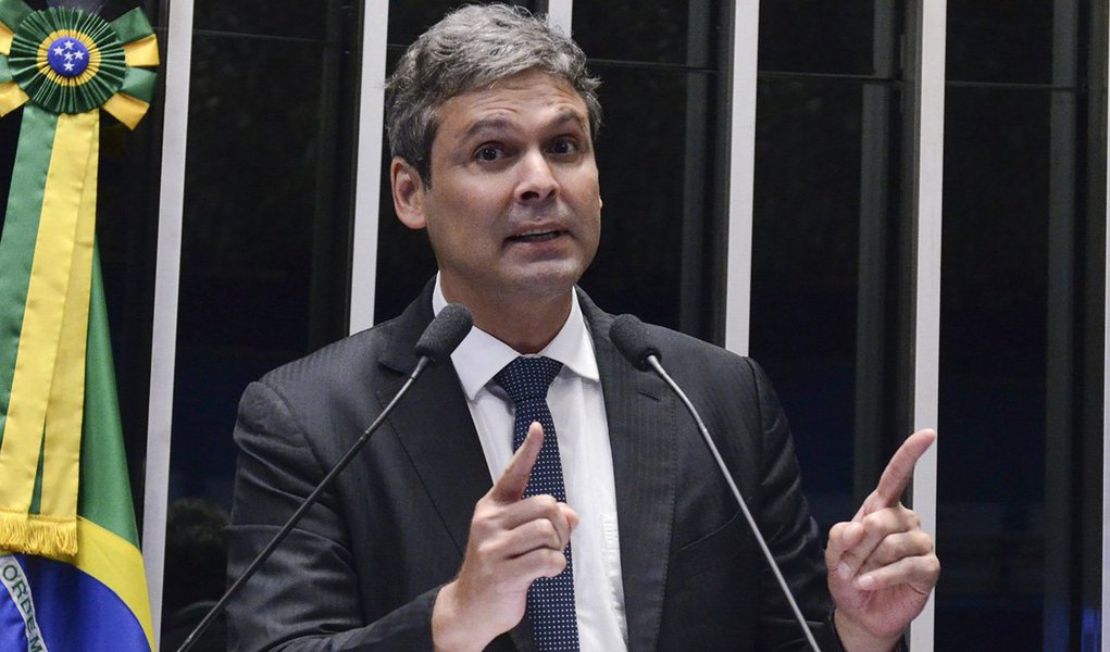 Senador Lindbergh Farias (PT-RJ) postou vídeo em sua página no Facebook nesta segunda (15) demonstrando preocupação com a pauta do Senado; "Não é uma pauta qualquer, na verdade, é um conjunto de propostas articuladas que significam um grande retrocesso. A volta das políticas neoliberais que fracassaram nos anos 90 no Brasil e na América Latina. Ataque a direito dos trabalhadores, ataque a direitos constitucionais, ataques a tudo que é público e a volta do discurso das privatizações", afirmou; ele defendeu que o movimento sindical, os movimentos sociais, o movimento estudantil se mobilizem