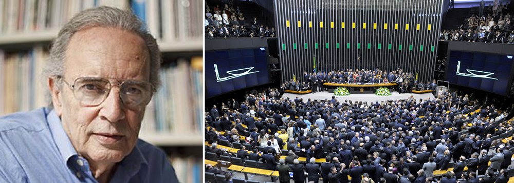 Jornalista avalia que o que houve no governo Collor "não afetou as instituições e sua prioridade democrática", diferente do que ocorre atualmente; "Há dez meses o país está ingovernável", critica, duramente, o colunista, que aponta "propósitos torpes que movem" a "ação corrosiva" da oposição no Congresso, "entre o golpismo sem pejo de aliar-se à imoralidade e os interesses grupais, de ordem material, dos chantagistas"