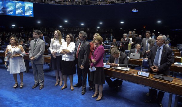 Por falta de consenso, o presidente do Senado, Renan Calheiros (PMDB-AL), não votou requerimento do senador Romero Jucá (PMDB-RR) propondo a redução do tempo de discurso dos senadores (de até 15 minutos) na sessão de debates sobre a admissibilidade do processo de impeachment; ele sugeriu que as falas fossem reduzidas para 10 ou 5 minutos
