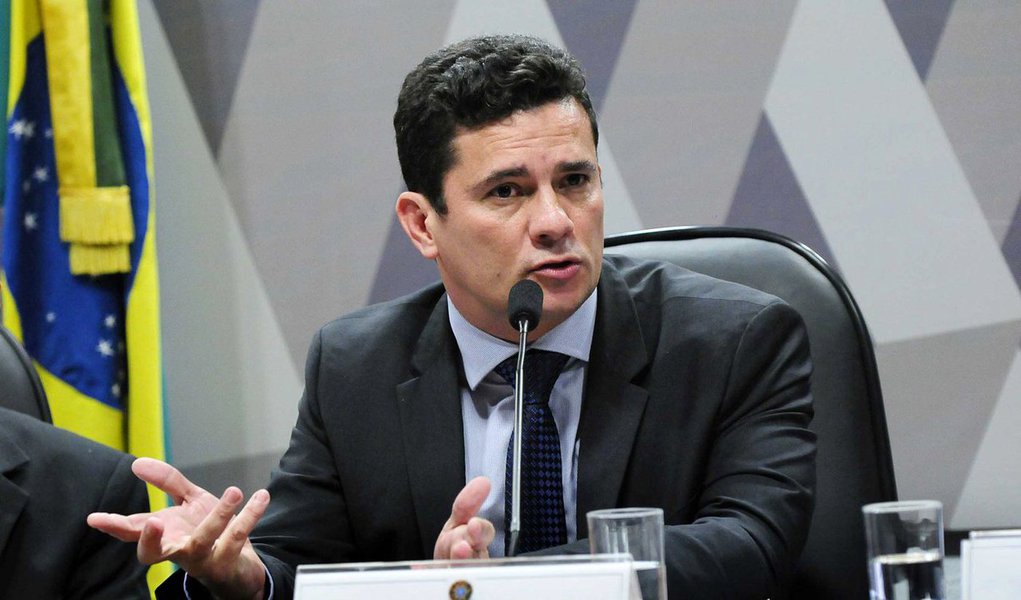 “Terminar até dezembro a parte da primeira instância é uma expectativa ou um desejo”, teria dito Sérgio Moro; o juiz diz que considera que a sequência de desdobramentos da grande investigação pode provocar um desgaste até mesmo na opinião pública que, hoje, presta apoio maciço à força-tarefa da Lava Jato; ele tem dito que ficou ‘consternado’ com o que chama de ‘manifestações de raiva e intolerância’ registradas nas últimas semanas, sobretudo depois que conduziu coercitivamente o ex-presidente Lula, no dia 4 de março, para depor