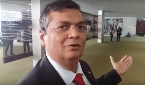 O governador do Maranhão, Flávio Dino (PCdoB), foi à capital federal tentar convencer os deputados federais que atual pelo estado a votarem contra o impeachment da presidente Dilma; além de reforçar sua posição, de que "não há causa constitucional legítima" para a renúncia da petista, ele comentou as consequências de um eventual impeachment; "Há quem pense que no outro dia seria possível repactuar a nação. Na verdade aconteceria o acirramento de ânimos, polarização política, impossibilidade absoluta de qualquer tipo de diálogo", afirmou