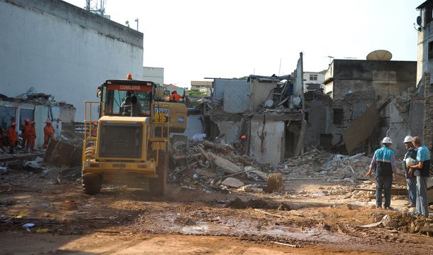 As equipes do Corpo de Bombeiros continuam o trabalho de remoção dos entulhos na Rua São Luiz Gonzaga, resultantes da explosão seguida de desabamento, em São Cristóvão, na zona norte do Rio; até agora, não foram encontrados mais feridos; trabalhando em conjunto com os bombeiros, equipes da prefeitura informaram que já foram retirados mais de 1.430 toneladas de entulho do local, o que corresponde a 130 viagens de caminhão