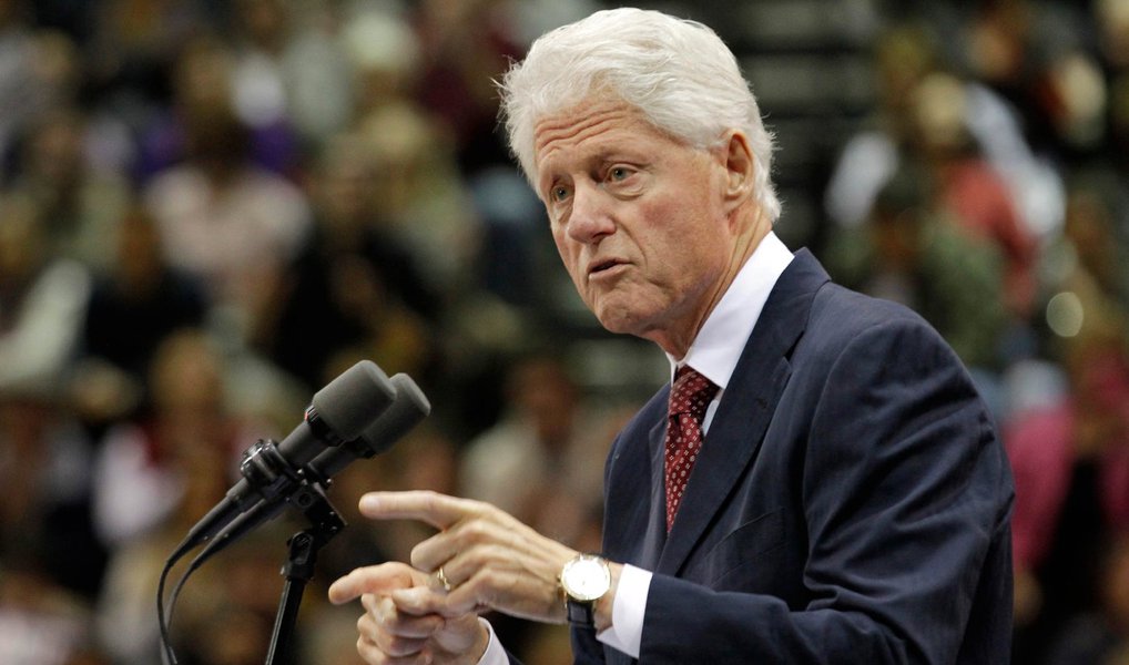 O ex-presidente dos Estados Unidos Bill Clinton vai encerrar em Brasília, na próxima quinta-feira (12), o 10º Encontro Nacional da Indústria, organizado pela Confederação Nacional da Indústria (CNI); cerca de 2 mil empresários participam do encontro, que vai debater os rumos da economia brasileira; a confederação espera que Clinton traga a experiência de seus oito anos de governo, “quando impôs uma rigorosa contenção de gastos públicos e colheu como fruto a maior expansão econômica da história americana no pós-guerra, incluindo a geração de 22 milhões de empregos”, o diretor de Desenvolvimento Industrial da CNI, Carlos Abijaodi