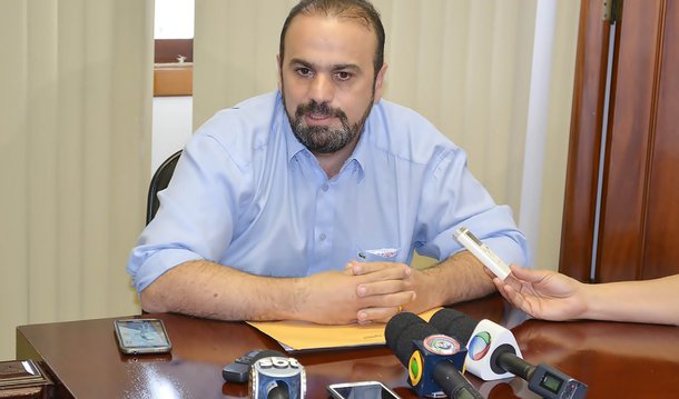 O coordenador do Núcleo de Operação Especiais da Controladoria Geral da União (CGU), Israel de Carvalho, calcula que tenham sido desviados ao menos R$ 4 milhões em contratos fraudulentos entre a prefeitura de Foz do Iguaçu, no oeste do Paraná, e empresas da região; o prefeito Reni Pereira (PSB) foi conduzido coercitivamente à delegacia da PF para prestar esclarecimentos; depois foi liberado; um dos mandados de busca e apreensão foi cumprido na casa dele, onde foram apreendidos cerca de R$ 120 mil em dinheiro