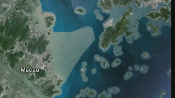 Pelo menos 100 pessoas ficaram feridas quando um ferry de alta velocidade que faz a ligação entre Hong Kong e Macau se chocou com um "objeto não identificado" na água; embarcação levava 163 passageiros a bordo no momento do acidente; em junho passado, mais de 50 pessoas ficaram feridas quando um ferry bateu num paredão junto à costa