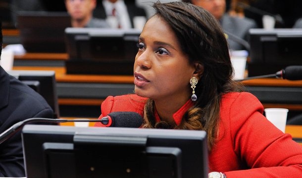 Nova titular no Conselho de Ética da Câmara, a deputada federal Tia Eron (PRB-BA), disse não se arrepender de ter votado em Eduardo Cunha (PMDB-RJ) para presidir a Casa no ano passado; para ela, sob a direção de Cunha, a Câmara "produziu como nunca"; "Claro que eu tenho de comemorar, isso é um grande ganho político para a população brasileira", afirmou