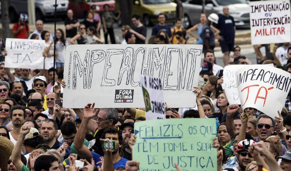 "Por que os organizadores resolveram chamar o evento de domingo de protesto 'contra a corrupção' e não 'pela deposição da presidente Dilma', que é o verdadeiro motivo? Primeiro porque assim vão atrair mais gente. E a malandragem é que esse volume de gente na rua vai aparecer nos jornais do dia seguinte como os que rejeitam a presidente, engrossando o caldo dos que defendem o impeachment", escreve Alex Solnik, colunista do 247