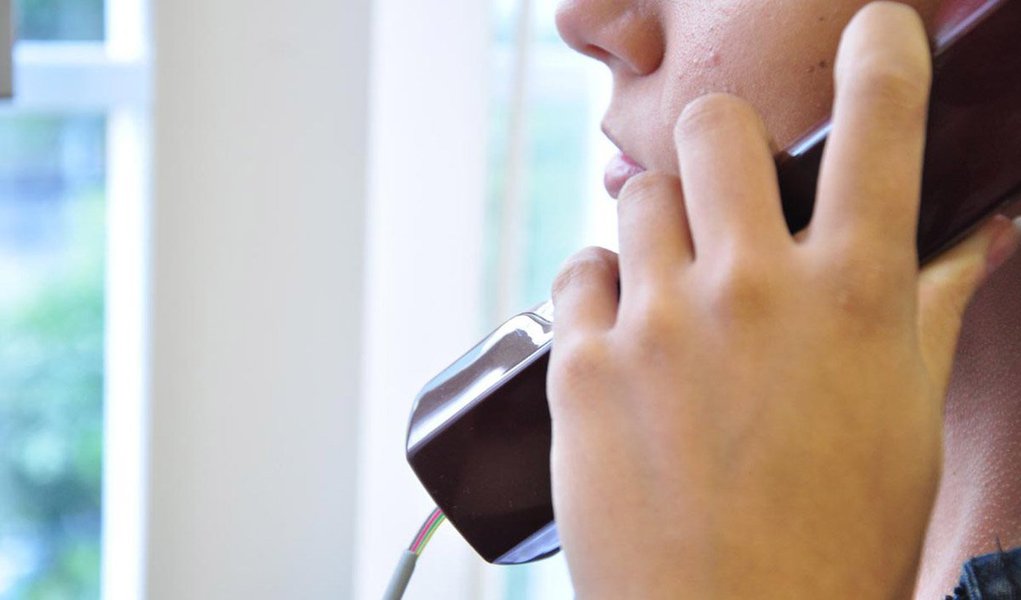 O Disque-Denúncia no Rio de Janeiro recebeu no ano passado 107.226 informações que resultaram em 633 prisões e 233 autuações, além da apreensão de 274 armas - entre fuzis, revólveres, pistolas, escopetas e espingardas; o serviço recebe informações da população que auxiliam operações da polícia; foram apreendidos 106 rádios transmissores, 91 veículos foram recuperados, 2.562 munições e 1.133 máquinas caça-níquel; o montante em espécie, encontrado com os criminosos durante as operações, somaram R$ 35.988,65