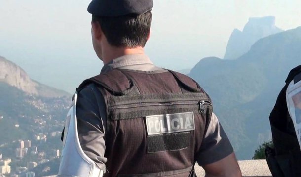 Após descobrir que o próprio filho estava andando com um carro e três celulares roubados, um policial militar levou o adolescente de 17 anos, que vive com a mãe em São Gonçalo, na Região Metropolitana do Rio, para a delegacia e o denunciou; "As pessoas que me conhecem sabem que eu sempre falei: 'se ele for para a vida errada, não conta comigo. E se eu tiver a oportunidade de prender eu vou prender", disse o policial