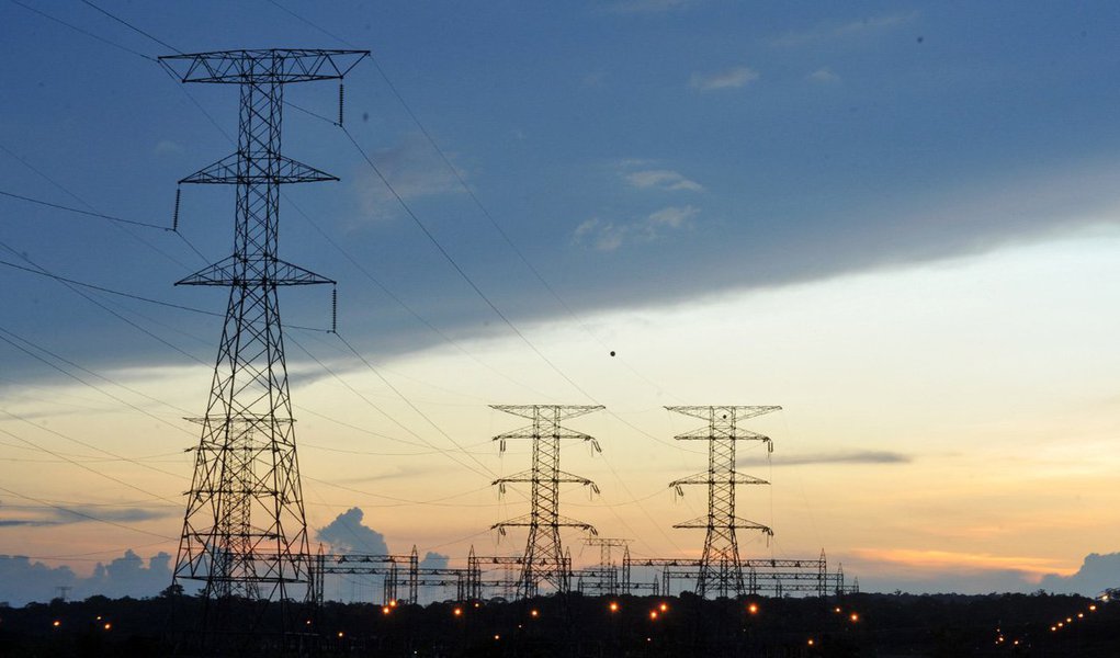 Eletrobras pleiteia junto à Agência Nacional de Energia Elétrica (Aneel) uma compensação de cerca de R$ 3,2 bilhões de reais por perdas decorrentes da estiagem em suas hidrelétricas em 2015; somente no acumulado dos nove primeiros meses do ano, perdas chegam a R$ 2,7 bilhões em toda a holding Eletrobras, enquanto R$ 500 milhões devem-se à participação da estatal como acionista em outros empreendimentos, como as hidrelétricas de Jirau e Santo Antônio, entre outras