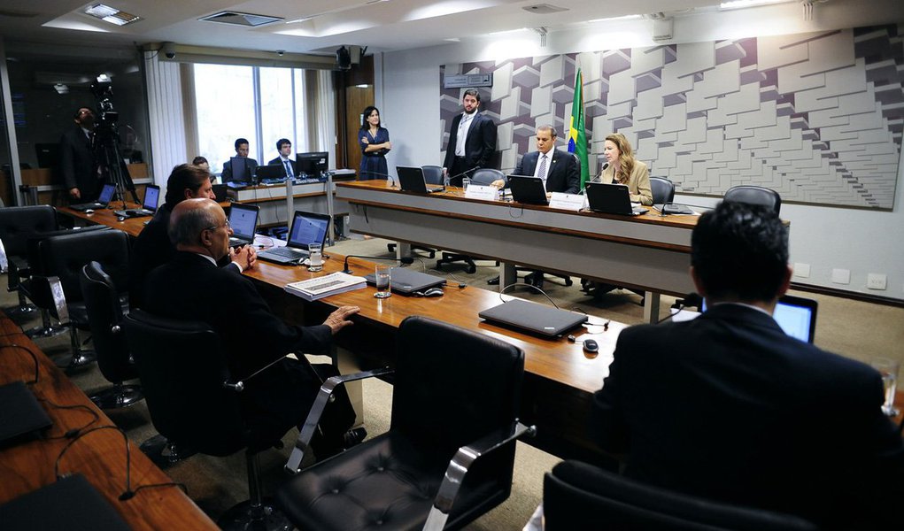 Executivos e representantes de empresas foram até a CPI do Carf reclamar de terem sido procurados por deputados que exigiam dinheiro para evitar convocações; “A comissão se tornou instrumento de chantagem e achaque”, reconhece um dos integrantes do colegiado, segundo a colunista Natuza Nery; em encontro fechado, membros da CPI repassaram a um investigador da Zelotes uma lista dos 152 alvos da comissão parlamentar; desses, ao menos 20 pessoas não têm ligação direta com a operação da PF