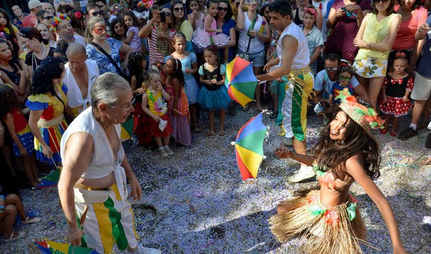 Pequenos foliões aproveitaram o domingo de sol para participar na tarde deste domingo 7 do décimo desfile do Bloco da Tesourinha, criado em 2007 e já tradicional no circuito infantil do carnaval brasiliense; marcado pelo ritmo do frevo e pelas marchinhas tradicionais, o bloco é embalado pela banda de pífanos Ventoinha de Canudo