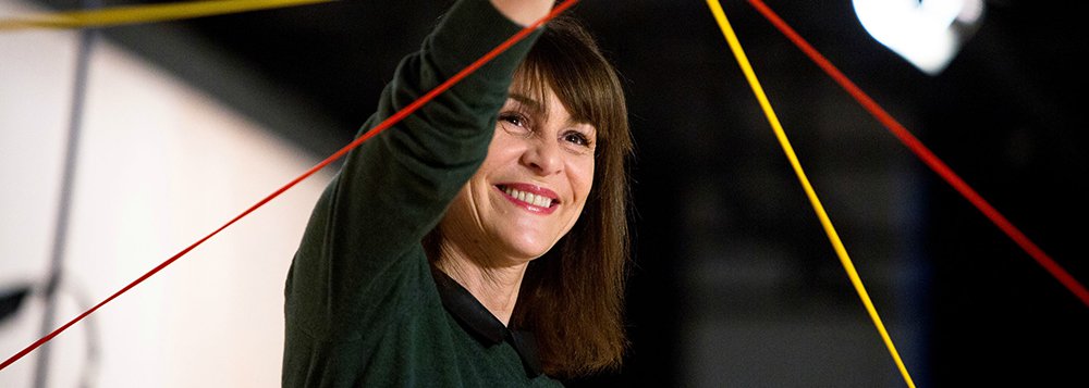 Há 35 anos na ponte aérea Portugal-Brasil, Eugénia Melo e Castro já perdeu a conta de quantas vezes cruzou o Atlântico, desde a primeira vez, em 1981, para saciar a sua fome de música popular brasileira. Enturmou-se com todos os grandes da MPB, como Tom, Chico, Milton, Ney, Caetano, com quem gravou e bordou. Hoje, no entanto, quando vem ao Brasil o que a espanta é o clima beligerante que predomina na classe artística. Ela falou a respeito disso ao 247 em São Paulo, onde prepara um novo espetáculo. E também fala a respeito de uma operação em Portugal semelhante à Lava Jato, que colocou na cadeia um ex-primeiro ministro e o maior banqueiro do país e arranha a imagem do ex-presidente Lula