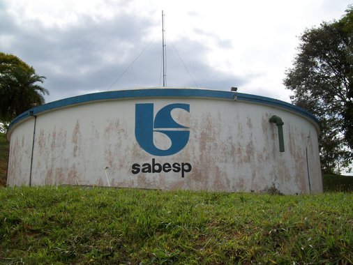 A Companhia de Saneamento Básico do Estado de São Paulo (Sabesp) teve lucro líquido de R$ 461 milhões no quarto trimestre de 2015, resultado quase 15 vezes superior ao lucro de R$ 31,4 milhões do mesmo período do ano anterior; empresa também informou nesta sexta-feira que quer acabar com bônus e multa por conta do consumo da água