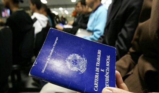 No trimestre anterior, maio-junho-julho, a taxa de desocupação ficou em 8,6%, com um crescimento de 0,6 ponto percentual na comparação com os três meses anteriores; dados constam na Pesquisa Nacional por Amostra de Domicílios (Pnad) Contínua, do IBGE