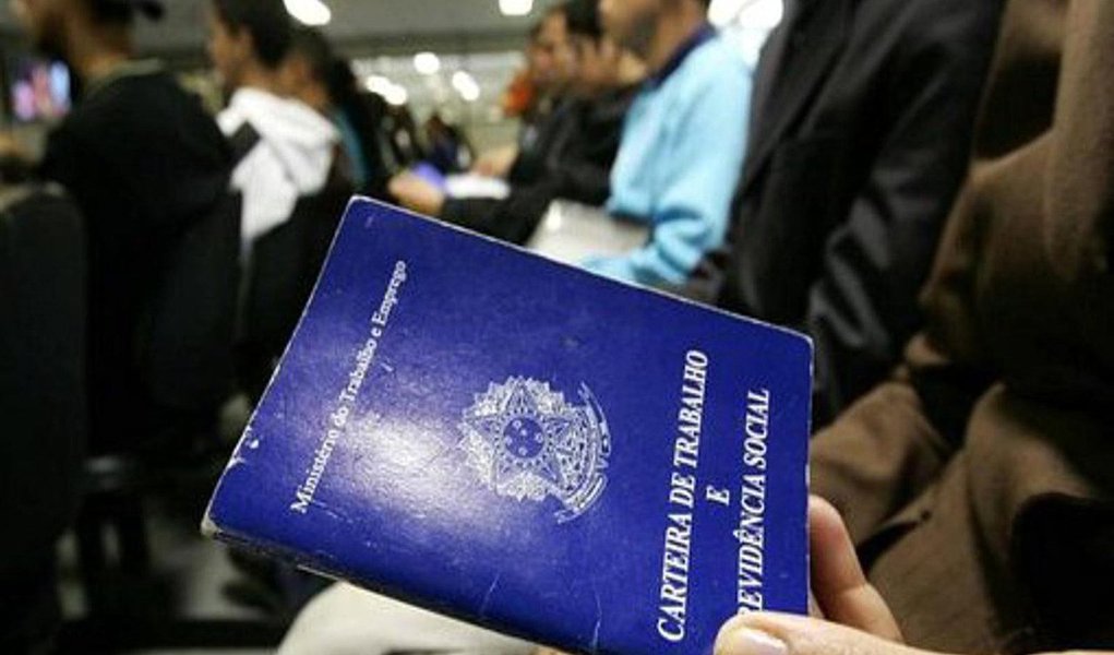 No trimestre anterior, maio-junho-julho, a taxa de desocupação ficou em 8,6%, com um crescimento de 0,6 ponto percentual na comparação com os três meses anteriores; dados constam na Pesquisa Nacional por Amostra de Domicílios (Pnad) Contínua, do IBGE