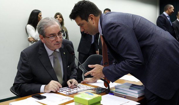 Diante da possibilidade de ver diminuída a sua influência na bancada do PMDB na Câmara Federal, com a recondução de Leonardo Picciani (PMDB-RJ) à liderança do partido na Casa, o presidente do Legislativo, Eduardo Cunha (PMDB-RJ), passou a defender a apresentação de uma terceira candidatura para forçar um segundo turno; o nome mais ventilado estaria sendo o de Hugo Motta (PB); Picciani não é bem visto por Cunha devido à sua proximidade com aliados da presidente Dilma; suas articulações renderam dois ministérios à bancada da sigla na Câmara, durante a reforma ministerial feita no ano passado