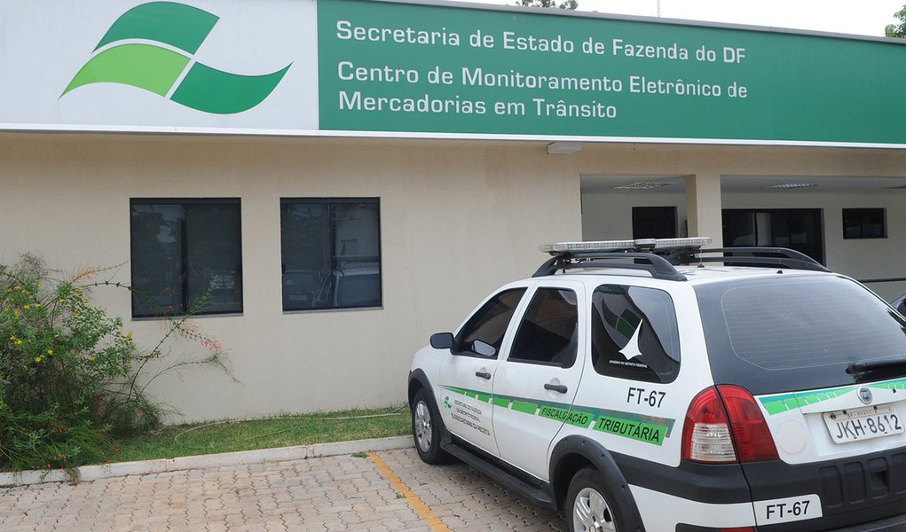 Cortar gastos e buscar fontes extraordinárias de arrecadação fazem parte do esforço do governo do Distrito Federal no enfrentamento da crise financeira pela qual passa o DF; paralelamente, outras importantes medidas contribuem para evitar a perda de recursos; a modernização do sistema de tecnologia da Secretaria de Fazenda, por exemplo, fez o governo identificar, em 2015, um montante de R$ 460 milhões em tributos não registrados; o valor é 293% maior do que de 2014 (R$ 117 milhões); a diferença em relação a 2013 chega a 995% (R$ 42 milhões)