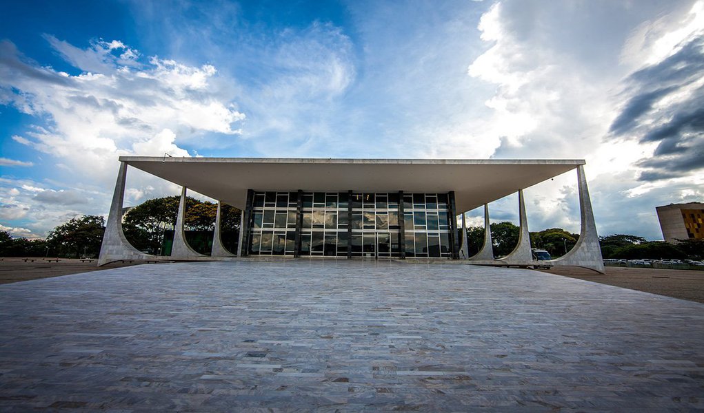 Governadores de estados endividados e o ministro da Fazenda, Nelson Barbosa, participaram de uma reunião no Supremo Tribunal Federal (STF); no encontro intermediado pelo ministro do STF Edson Fachin estaduais defendeream que as dívidas utilizem em sua composição o sistema de juros simples; governo federal alega que o correto é o uso de juros compostos como no sistema financeiro sob o rico de comprometer a meta fiscal