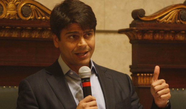 A defesa do deputado federal Pedro Paulo (PMDB-RJ) entregou ao MPF dois documentos nos quais contesta a versão de que ele teria agredido sua ex-esposa Alexandra Teixeira; um deles é um vídeo em que Alexandra aparece dizendo que os golpes partiram dela e que o marido só reagiu; o outro é um laudo de perito que contradiz as conclusões produzidas pela Polícia Civil