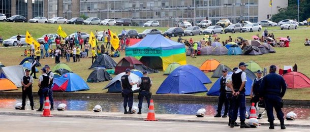 Os acampamentos de movimentos sociais ou outros grupos que, por vezes, ocupam a Esplanada dos Ministérios, em Brasília, não serão permitidos no local e nos arredores até o dia da votação do impeachment da presidenta Dilma Rousseff na Câmara; medida foi determinada pela Secretaria da Segurança Pública e da Paz Social do Distrito Federal, e começou a valer a partir das 18h de sexta-feira (8)