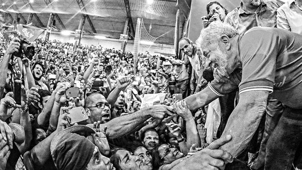 "Lula considera indigno de sua história buscar, no foro privilegiado, o salvo-conduto contra as arbitrariedades da hora. Virar ministro seria criar um constrangimento para o governo e para a presidenta. E isso Lula não fará jamais. É assim que se comporta um líder, que não precisa de cargos para exercer a política e dispensa refúgio para a dignidade afrontada", escreve o jornalista Ricardo Amaral, em artigo publicado em agosto de 2015, quando Lula rejeitou convite para ser ministro; "No estado de exceção a que se encontra sujeita uma parte do País, ninguém poderia negar razão a Lula caso aceitasse a oferta solidária e leal da presidenta Dilma. Mas Lula não é um ex-presidente qualquer", acrescenta