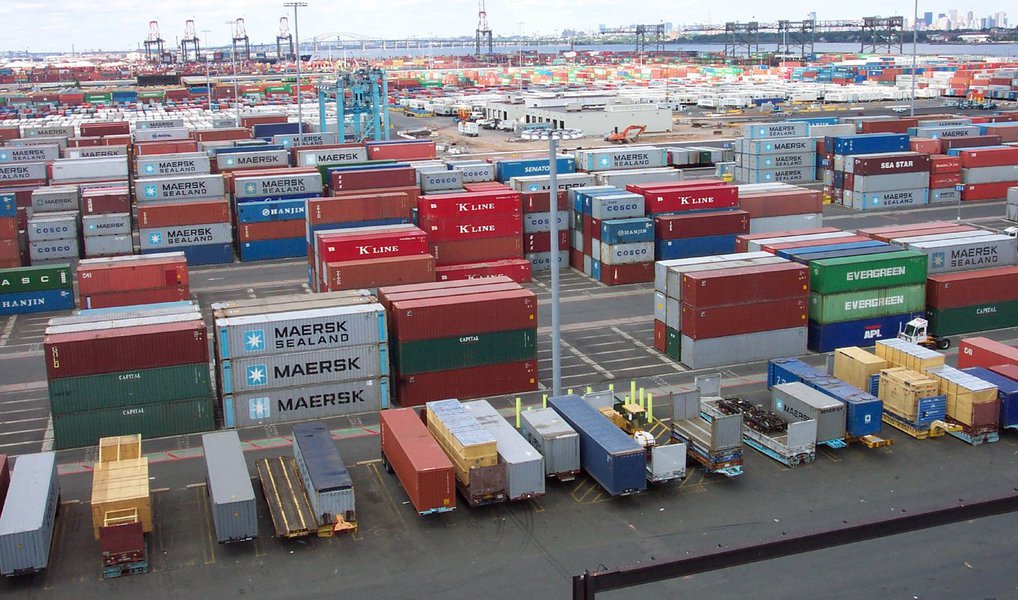 No mês, as exportações somaram US$ 11,246 bilhões, enquanto as importações foram de US$ 10,323 bilhões; foi o primeiro saldo positivo em janeiro em cinco anos